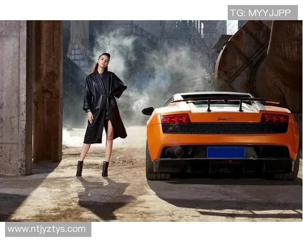 当超模邂逅足球明星：一场华丽与激情交织的爱情故事