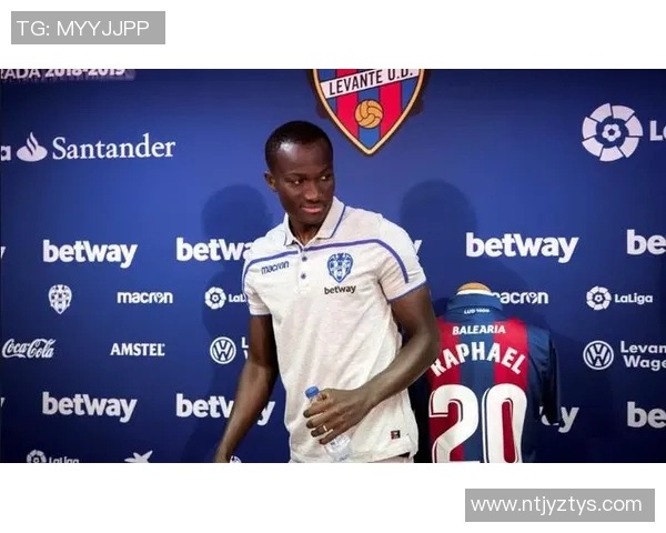 蓝色头发的足球明星女孩展现独特魅力与运动激情